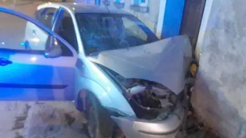 Chciała pomóc pijanemu znajomemu, wjechała w budynek. 17-latka sama była pod wpływem alkoholu