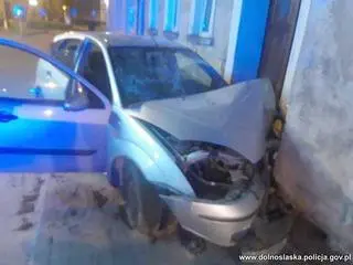 Chciała pomóc pijanemu znajomemu, wjechała w budynek