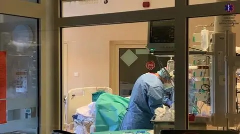Ortopedzi, neurolodzy, pediatrzy leczą pacjentów z COVID-19. "Codziennie spotykamy się ze śmiercią"
