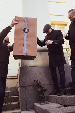 Onufry stanął na schodach ratusza