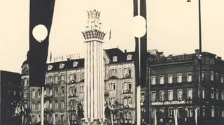 Kolumna przed Dworcem Głównym