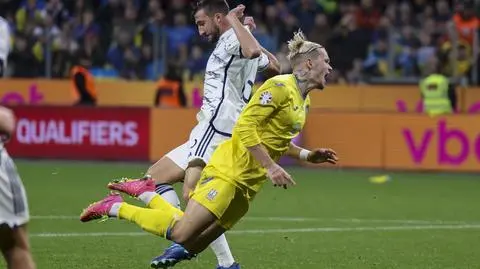 Ukrainiec pada, gwizdek sędziego milczy. Włosi dziękują za prezent