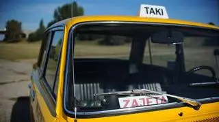 Na dachu zamiast napisu "taxi" zamieszczono tabliczkę z napisem "Taki"