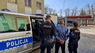 Poszukiwany mężczyzna przyszedł na komisariat zapytać dlaczego policjanci pukali do jego drzwi?