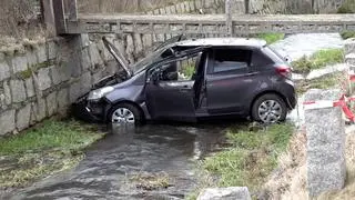Kierowca z nieznanych przyczyn wjechał do strumyka. Sprawą zajmuje się policja