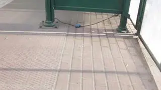 Taki kabel mozna zobaczyć przy jednym z przystanków tramwajowych przed stadionem miejskim