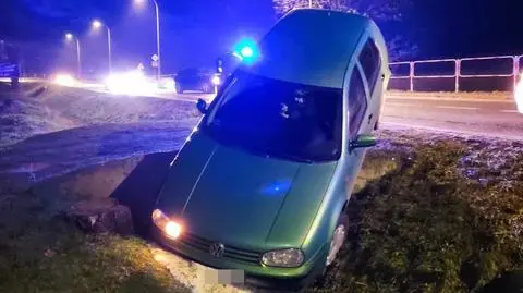 57-latek "nie trafił" we wjazd do posesji. Był pijany