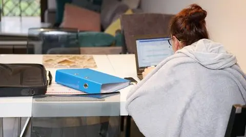 praca zdalna laptop komputer w domu