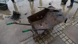Podczas sprzątania Odry wyłowiono m.in. taczkę i siekierę