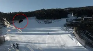 Zaśnieżony stok, a po ekranie przebiega ogromna mucha
