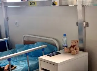 Punkt zakwaterowania dla uchodźców w dawnym szpitalu tymczasowym