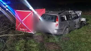 Zjechał z drogi i uderzył w drzewo. Mężczyzna nie żyje