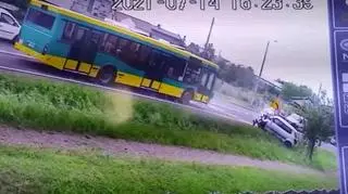 Po zderzeniu autobus zepchnął samochód do rowu