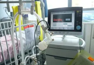 Wyłączyła respirator pacjentki obok, bo przeszkadzał jej hałas. 72-latka oskarżona o próbę zabójstwa