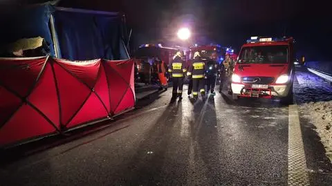 "Zatrzymał się, by pomóc innemu kierowcy". Gdy wrócił do auta uderzył w nie 35-latek, który zginął na miejscu 