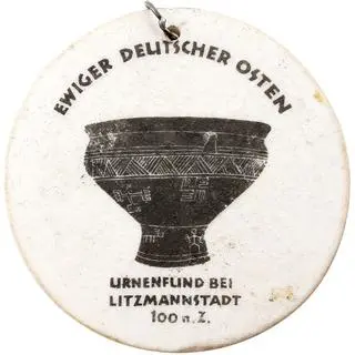 Porcelanowa zawieszka propagandowa ukazująca przeworską popielnicę z Białej koło Zgierza
