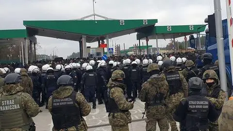 Hundreds of migrants gathered at Kuźnica border crossing 