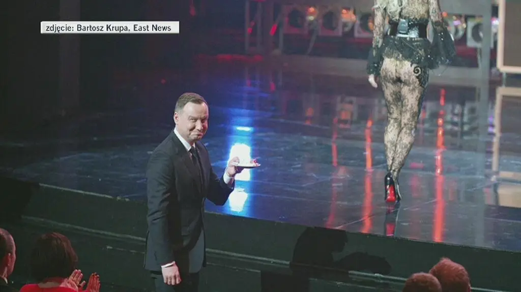 Doda wręczyła tort prezydentowi Andrzejowi Dudzie