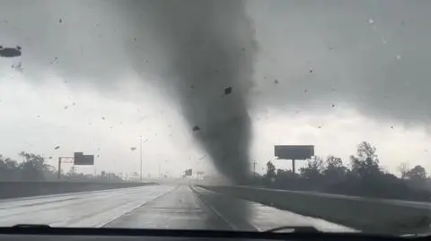 Uszkodzona autostrada i zerwane linie energetyczne. Wstrząsające nagranie tornada