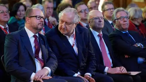 Rząd ignoruje, Komisja pracuje