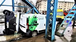 W auto dostawcze uderzył jeszcze inny samochód