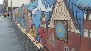 Hala Stulecia, Ratusz, Katedra i Most Grunwaldzki. To tylko kilka symboli, które zobaczymy na 60-metowym muralu przy ul. Piotra Skargi. Wrocławskie „akwarium”, czyli nietypowy malunek na ogrodzeniu, wprawia w zachwyt nie tylko wrocławian.
