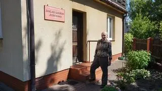 Józef Kania przed swoim zakładem szewskim