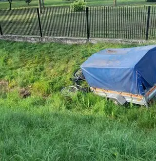 Przyczepka odczepiła się od pojazdu, uderzyła w rowerzystkę i zepchnęła ją do rowu