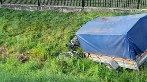Przyczepa odczepiła się od auta, uderzyła w rowerzystkę. 49-latka trafiła do szpitala
