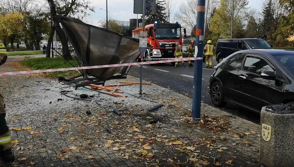 Kierowca wjechał w przystanek 