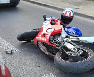 Zderzenie taksówki z motocyklem 