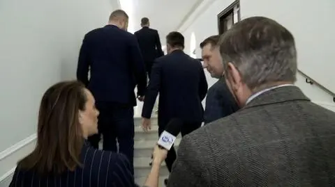 Pytania o brak plakietki z wizerunkami Kamińskiego i Wąsika. Czarnek: jestem w pracy, ja z panią nie rozmawiam