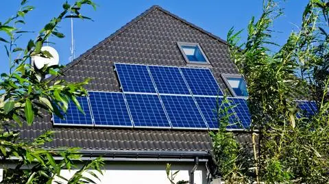 Dodatek elektryczny a gospodarstwa z mikroinstalacjami. Ministerstwo wyjaśnia