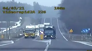 Tir przekroczył podwójną ciągłą