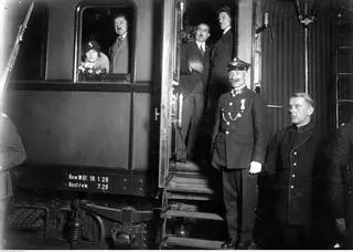 Król Afganistanu Amanullah Khan wraz z małżonką w wagonie kolejowym na stacji granicznej w Zbąszyniu w 1928 r.