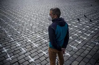 Krzyże namalowane na chodniku Rynku Staromiejskiego w Pradze