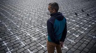 Krzyże namalowane na chodniku Rynku Staromiejskiego w Pradze