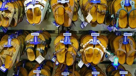 Kultowe klapki szorują po dnie giełdowego parkietu