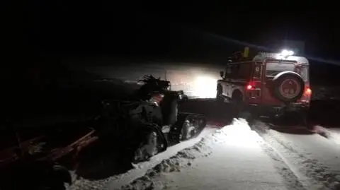 Terenówką wjechali na górę i utknęli w śniegu. "Sześć osób nieprzygotowanych do warunków"
