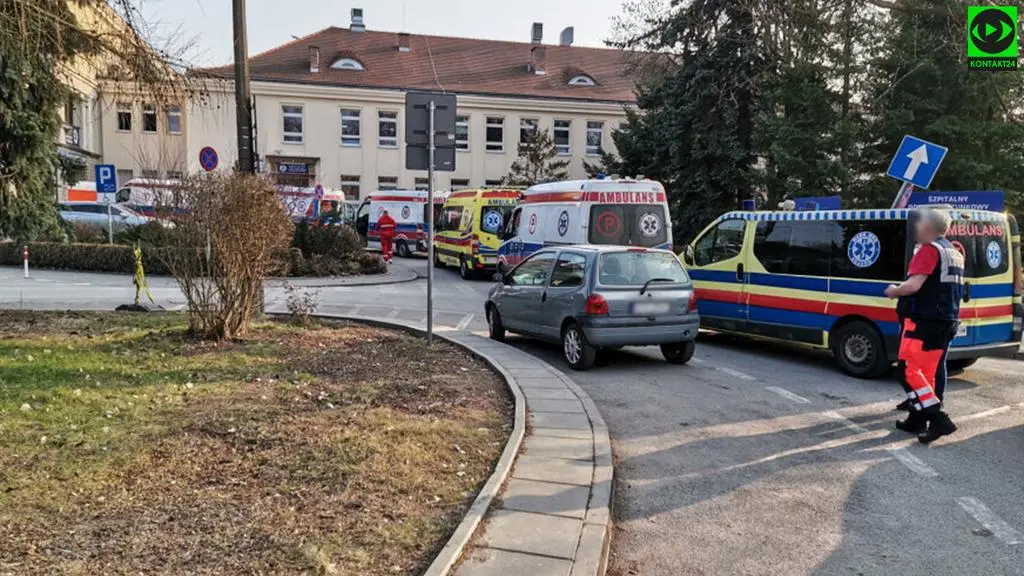 Kolejka karetek pod krakowskim szpitalem