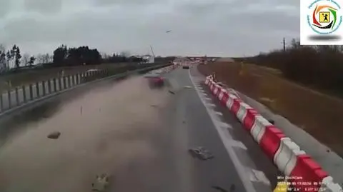 Chciał zdążyć przed zwężeniem. Wyprzedzając ciężarówkę, staranował słupki. Nagranie