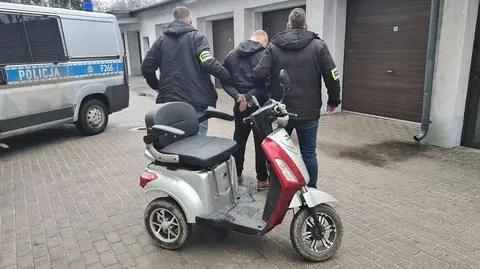 Elektryczny wózek inwalidzki zniknął z klatki schodowej. Policjanci zatrzymali 27-latka