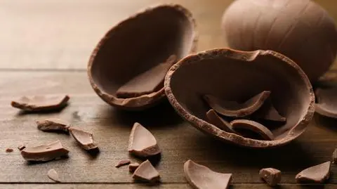 Wybiegł ze sklepu z tuzinem tuzinów czekoladowych jaj. Czekała go niespodzianka