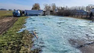 Ciężarówka przewoziła szkło, które potłukło się i wysypało na jezdnię