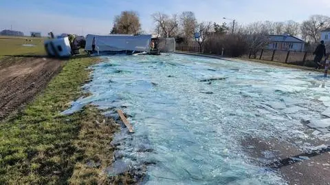 Ciężarówka przewoziła szkło, które potłukło się i wysypało na jezdnię