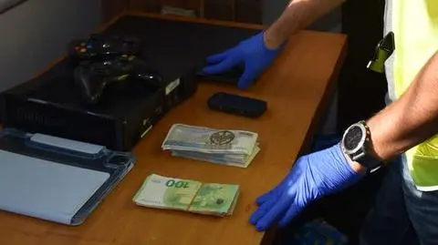 Gość wyniósł z imprezy gotówkę i sprzęt o wartości ponad 25 tysięcy złotych
