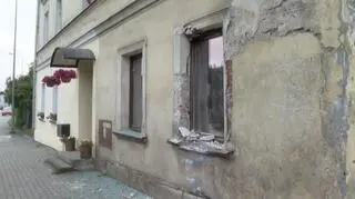 Uszkodzona elewacja budynku 