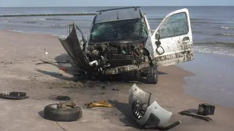 Rozbity samochód na plaży. Kierowca uciekł, po czym sam się ujawnił