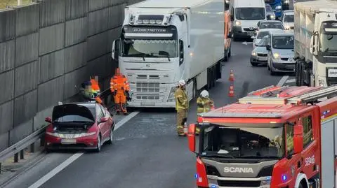 Korek na wjeździe do Warszawy. Zderzyły się dwie ciężarówki i auto osobowe 