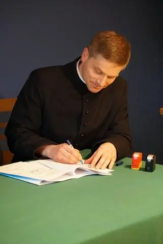 Ksiądz Jacek Nogowski podpisał umowę, w której strona rządowa przyznała dotację na remont i zabezpieczenie piwnic 
